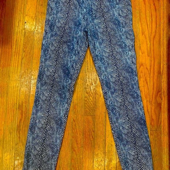 Tory Burch women’s size 27 snake, print jeans, zipper, and button top stretchy - Picture 2 of 12